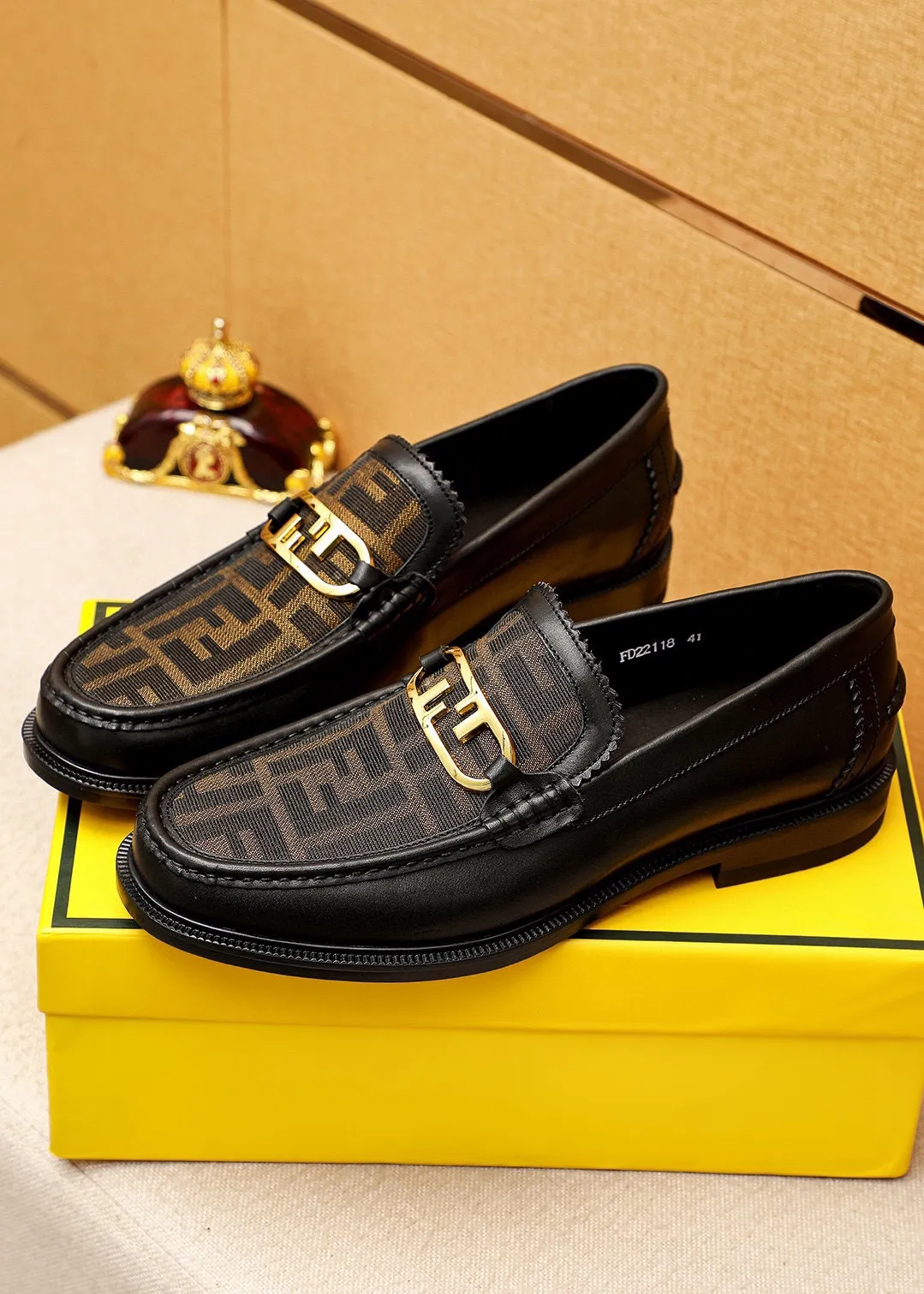 Men's shoes 💰460💰💐 Product trademark: FENDI [Fendi] casual leather shoes Regular size: 38-44 (45🉑️customized) Product materials: Selected imported first-layer cowhide upper + luxury hardware buckle, imported cowhide lining. Strong three-dimensional visual effect, rubber outsole Color: 2⃣️colors available